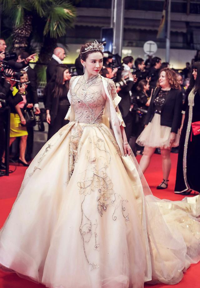 吕佳容自称花十万走红毯,但美成焦点,这钱花的值!