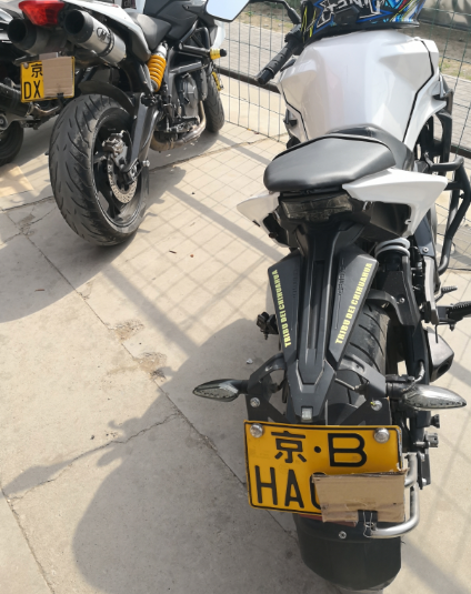 京B摩托车在三环辅路图片