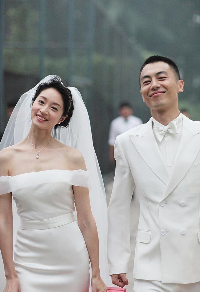 黄渤老婆,张嘉译老婆,朱亚文老婆,这差距真不是一般的大_小欧