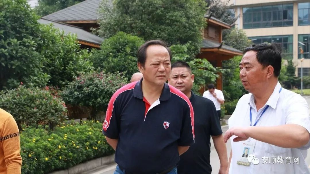 省纪委监委派驻第十一纪检监察组督察调研组 赴关岭县调研义务教育