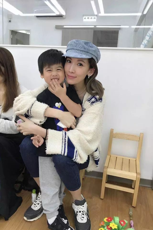林志颖老婆陈若仪与儿子晒美照,2万4外套配贝雷帽,美得不像35岁