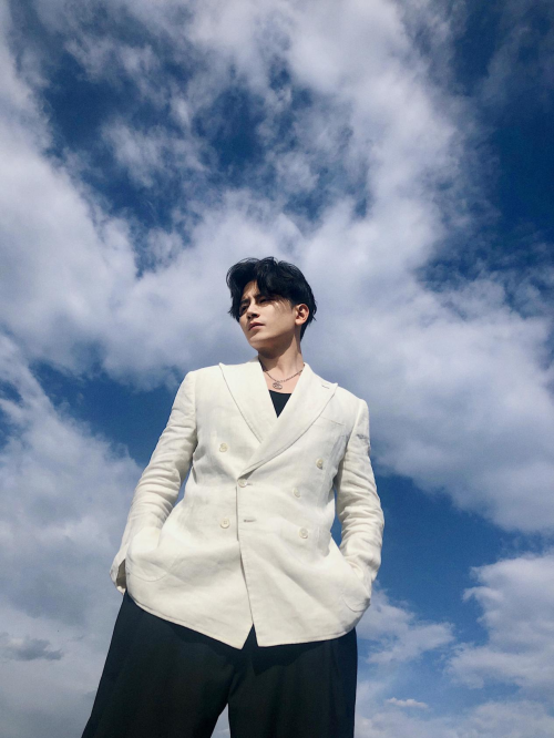 孙祖君出征戛纳金丝刺绣西装尽显高贵气质闪耀红毯