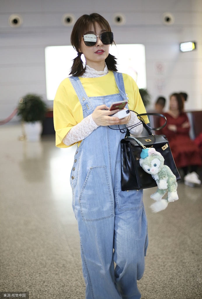 小黄人出没吴昕穿背带裤扎两小辫儿萌翻了