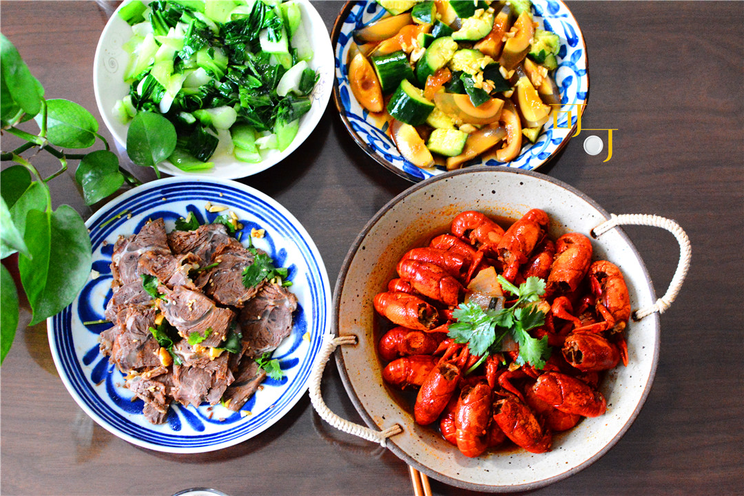 原创两口子周末的午餐,两荤两素花了一百多元钱,够丰盛吗?