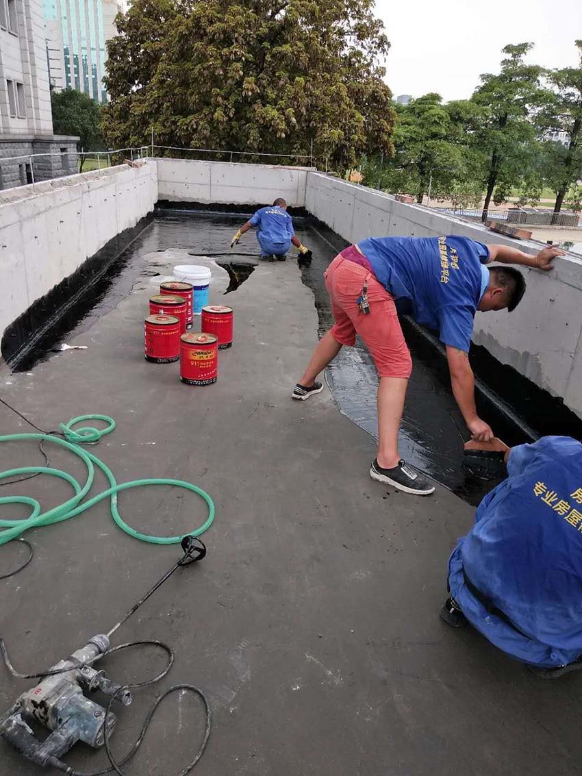 老旧小区女儿墙渗漏现象严重专业的防水补漏来施工补救