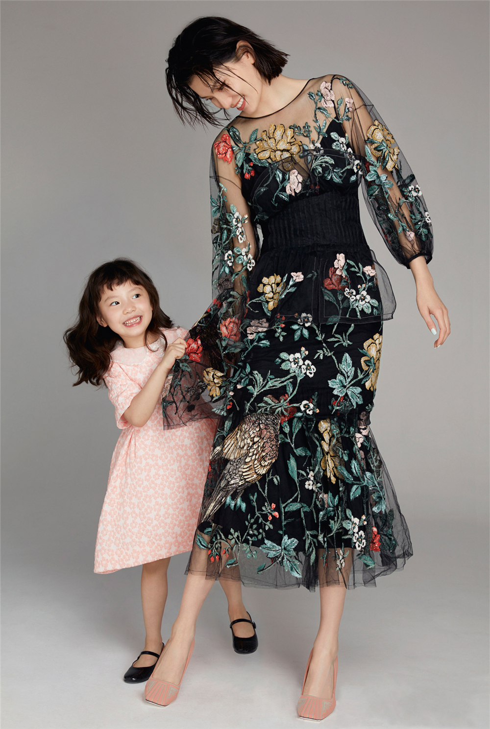 原创超模李丹妮携女儿登封面,田多多造型换不停,才五岁半就有大长腿