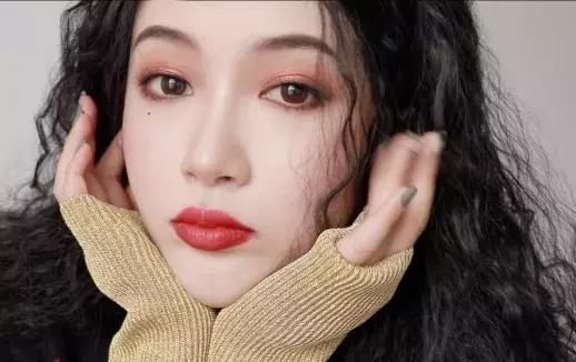 韩国整容模版洪秀英仿妆小猪姐姐是以仿妆出名的,仿妆参考性不高,可以