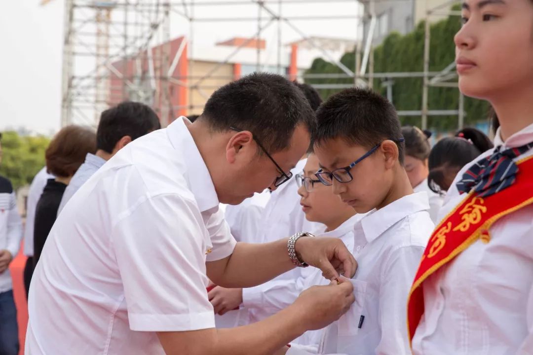 入团仪式表彰大会廖章平老师做专题讲座分班家长会成为父母的那一天起