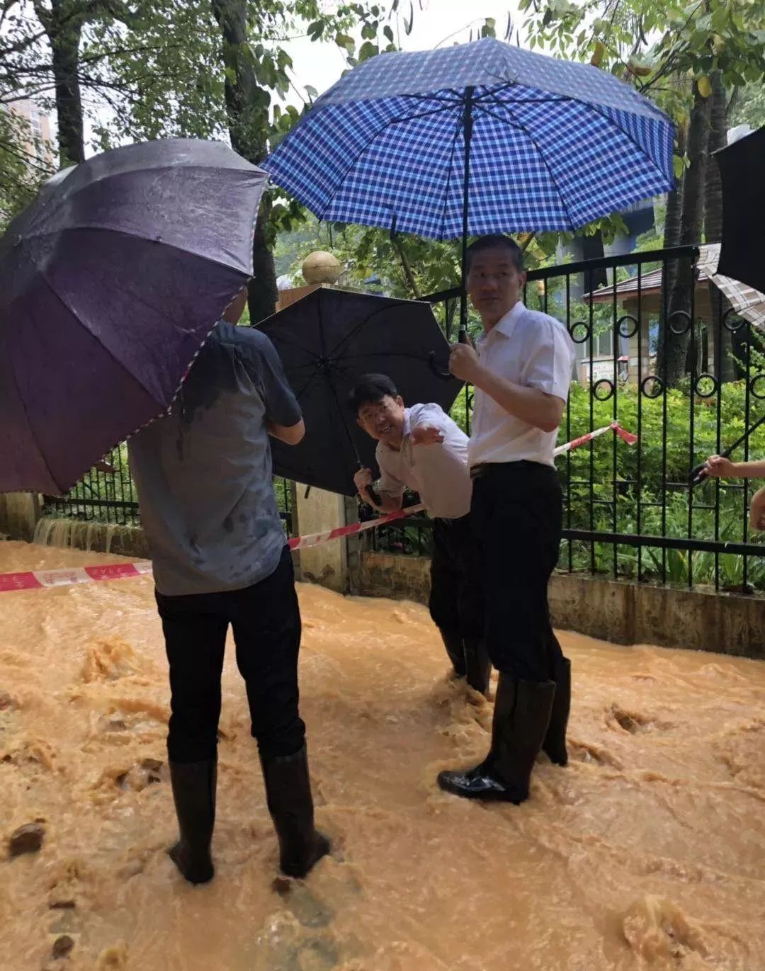 传达省政府李德金副省长,省防汛指挥部和市委林兴禄书记的指示精神