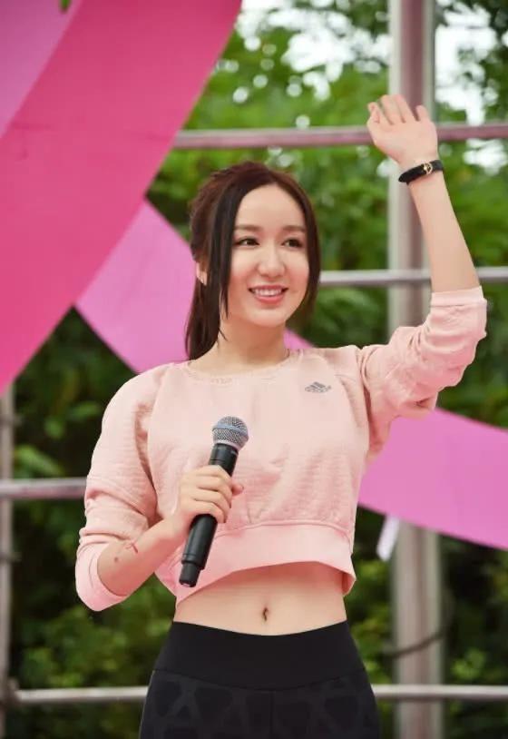 娄艺潇穿简装现身颜值一般但运动裤和这身材十分抢镜