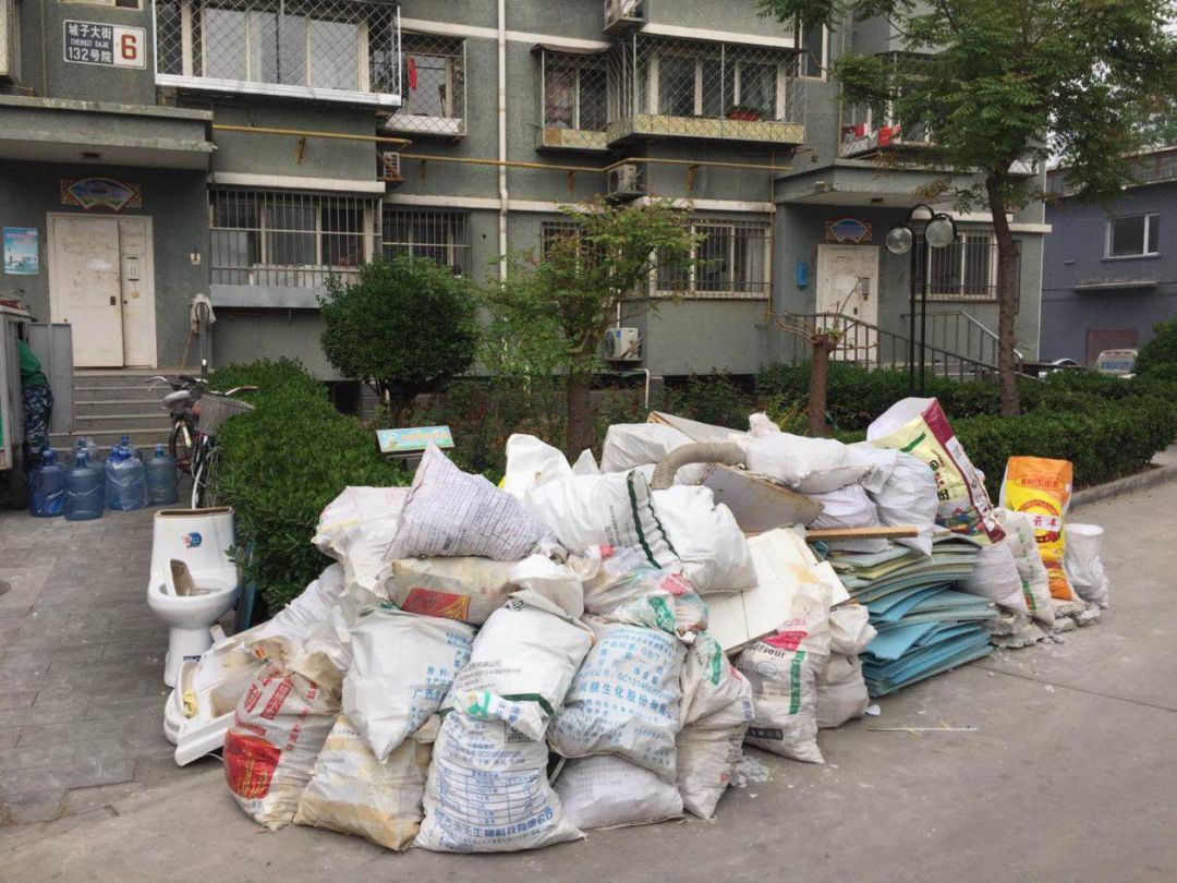 清理前城子街道接诉后,立即安排相关工作人员对装修垃圾予以清理,将