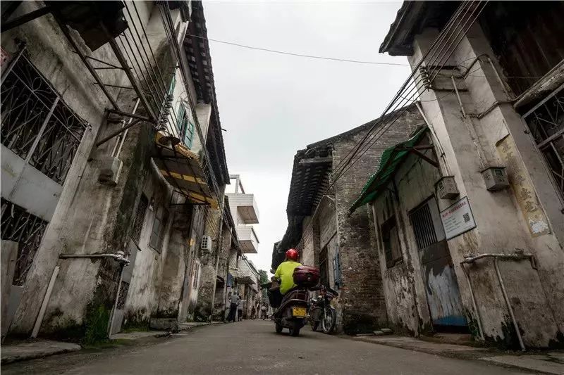 偷得浮生半日闲在里水从喧闹到静谧只需一个转角的距离