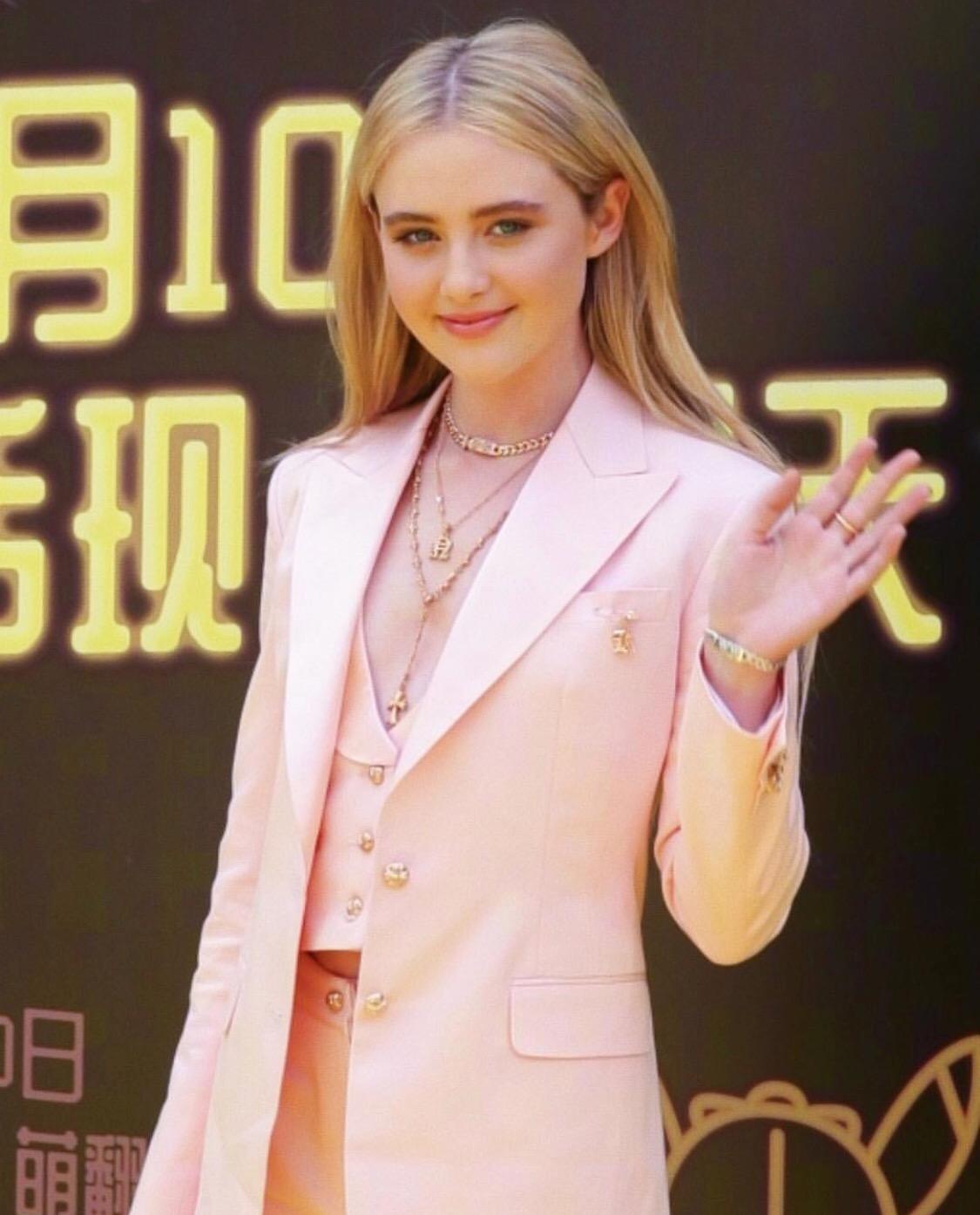 抢了皮卡丘的风头还穿着胖丁同款礼服她有a4腰就可以如此任性