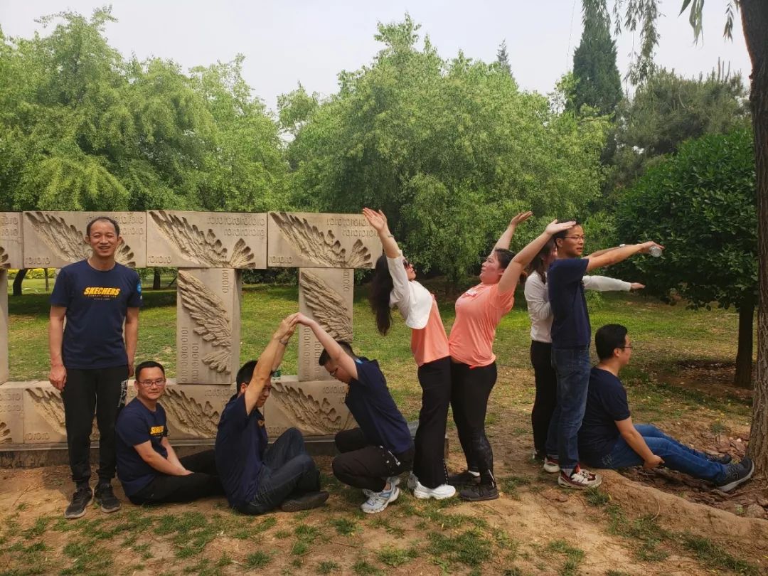 "做出奋斗的姿势合照寻找指定地点,"奋斗的人生2什么叫完美?就是我们!
