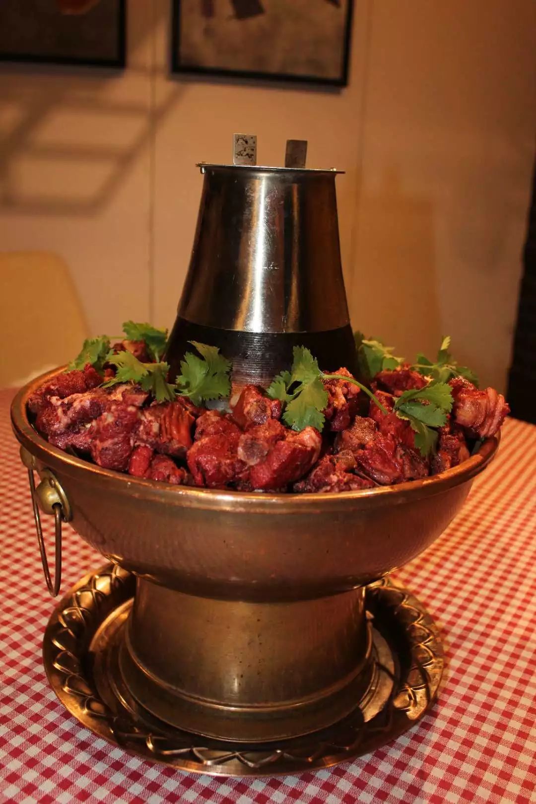 底还配有新鲜的蔬菜,被酱汁浸泡锅底的蔬菜,一口咬下去汁水都飙出来