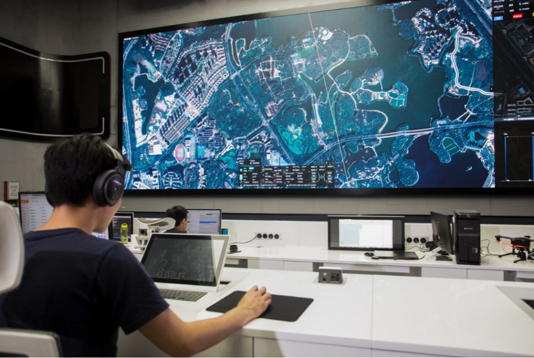 亿航独特的无人机中央指挥系统能够全程监测,控制,调度,预警及记录