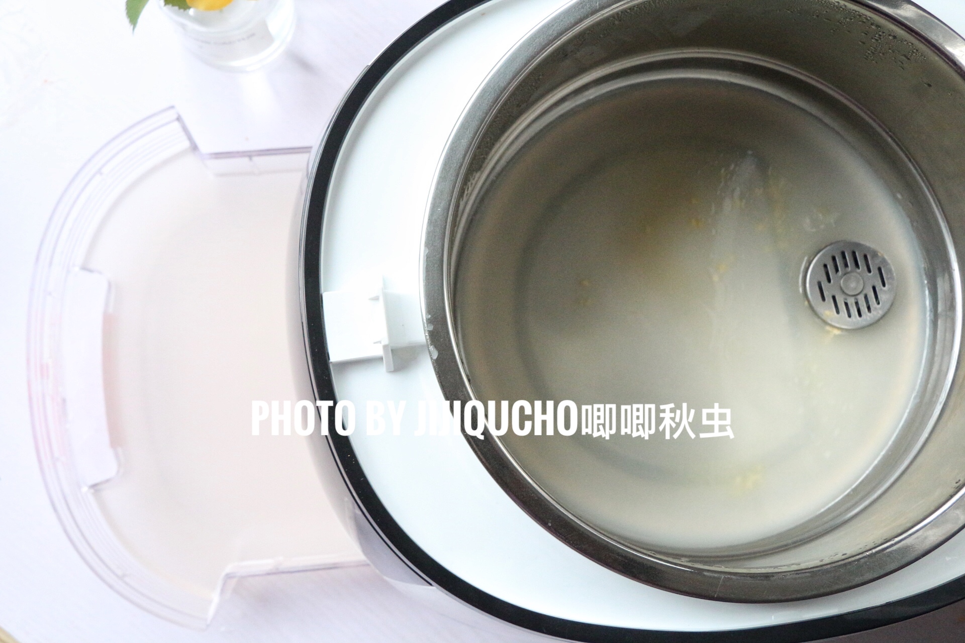 这是蒸饭留下的米汤,一个在锅里的汤,另一个过滤到最底层,里面便淀粉