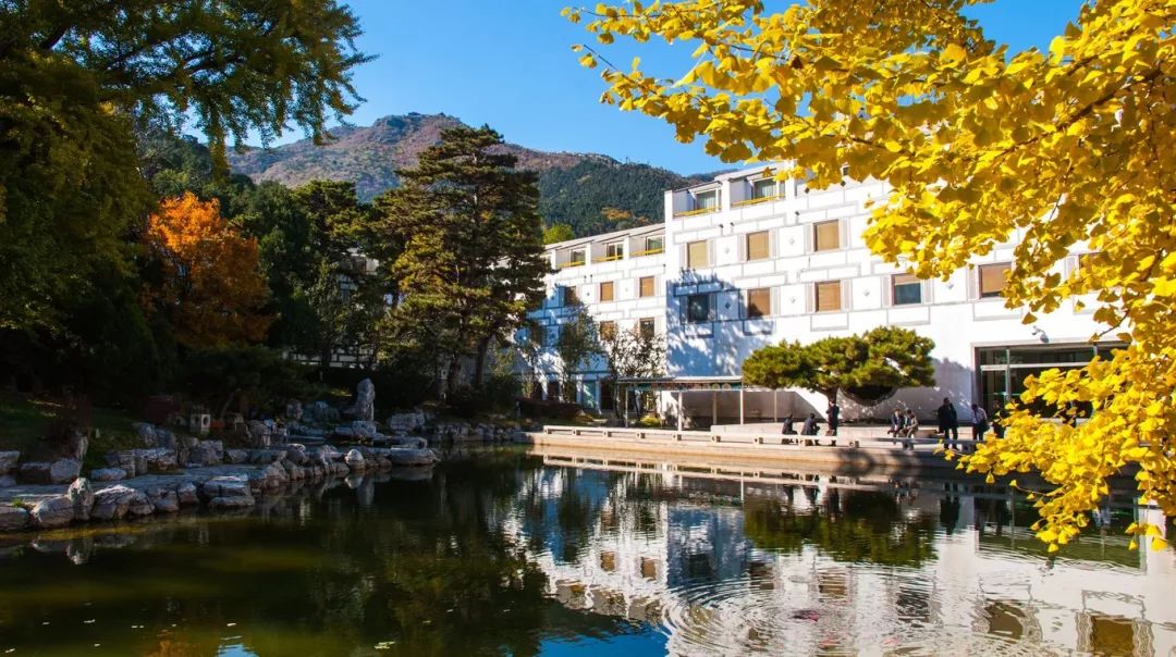 郊外的香山 设计一个低层的旅游宾馆, 也就是今天著名的 北京香山饭店