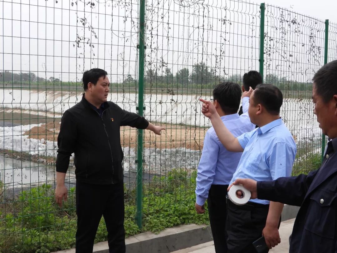 来到贾咀村,张宏政首先与村委会主要负责人,驻村帮扶工作队员座谈