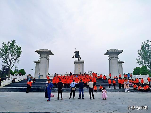 马援广场,是为了纪念东汉著名军事家马援将军而建,马援将军也正是"马