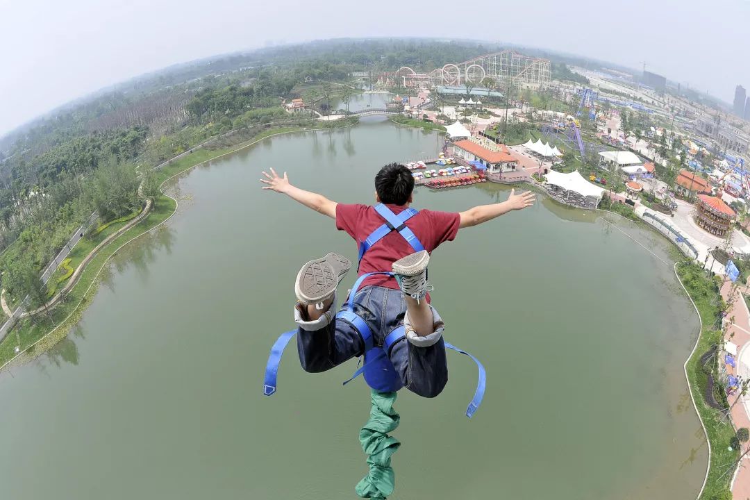 ",385米冲刺轨道的"极限摩托过上车",西南第一直落湖面的"极限蹦极"