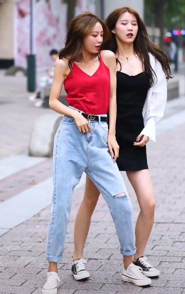 两美女在路边共跳双人舞舞姿更有随性美颜值爆炸