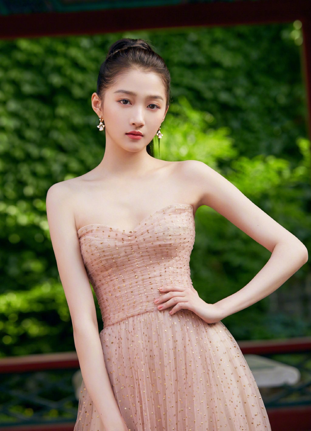 钟楚曦的直角肩撞上关晓彤的长腿,看到正面照,网友:差距出来了_气质