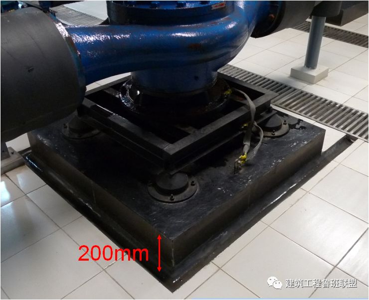 的排水沟2)卧式水泵安装3)立式水泵安装1,立式水泵底座下应设槽钢基础