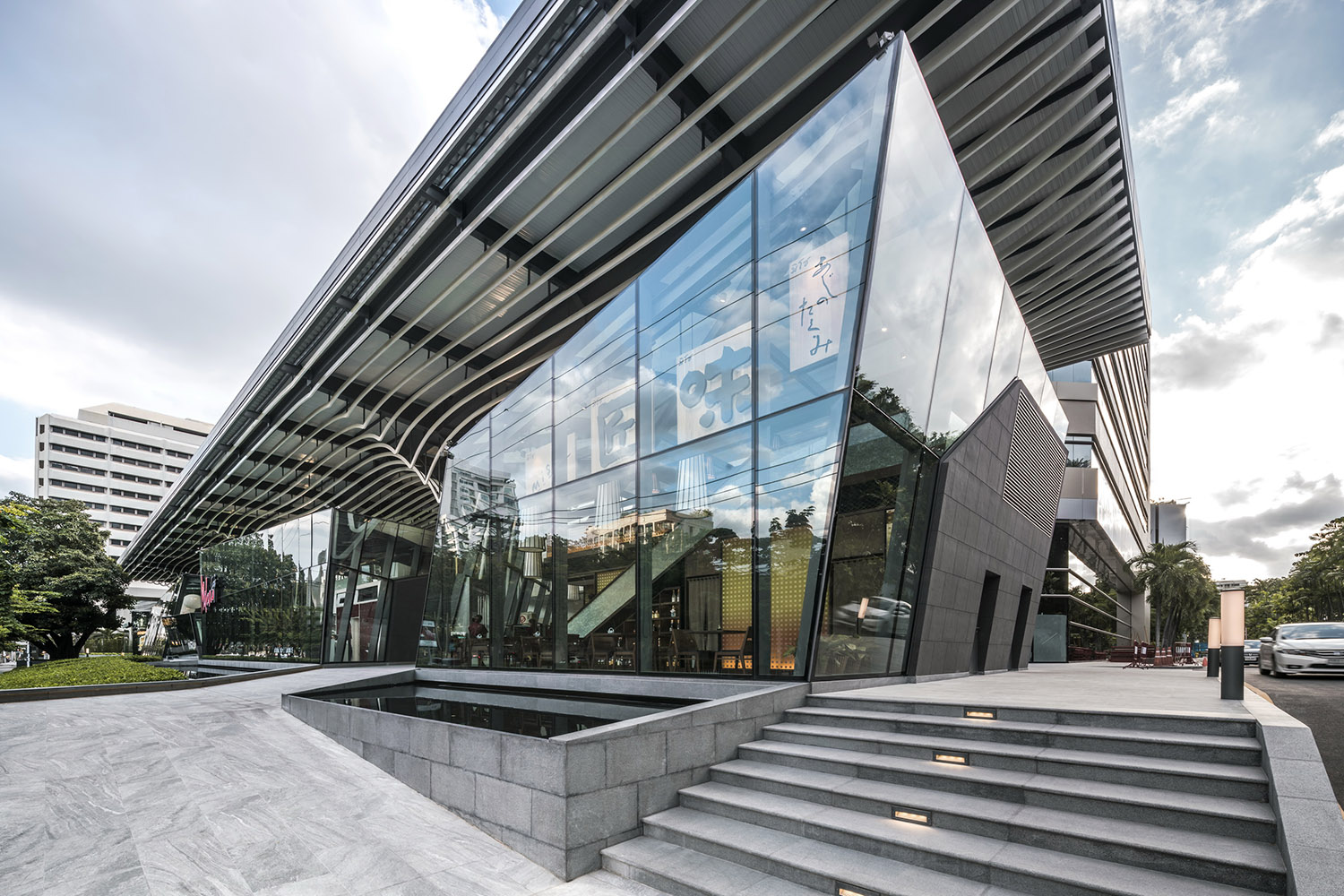 曼谷wireless路上的梦幻,四座玻璃盒子的餐厅