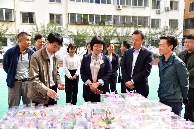 上午,县委常委,副县长王琳为爱心企业"残疾儿童教学实践融合爱心基地"