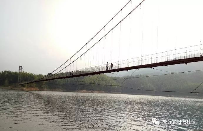 麻林大坝铁索桥另据微友透露,发现尸体的是一个去放网的,看到尸体飘