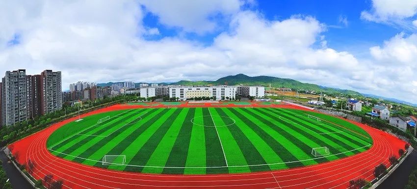 秀山县凤凰中学运动场全景秀山高级中学的学生读书笔记