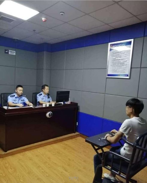 15日凌晨1时许,六名抢劫犯罪嫌疑人被蹲守在一旁的东城派出所民警抓获