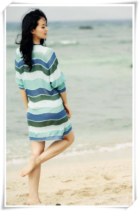 一件简单的宽松长t,露出了王艳修长纤细的腿,扭过头的侧脸完美的展