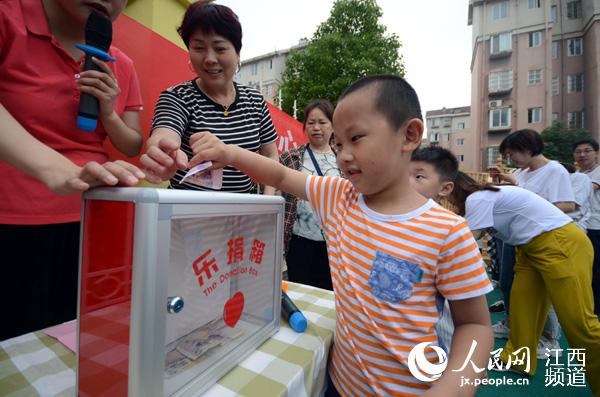 孩子們將義賣的錢款親手放進