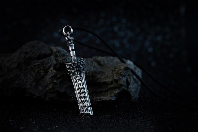 小师父断剑巧妙结合饕餮纹进行雕刻锻造,戴上它总觉得有一股神秘的