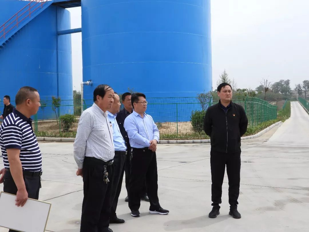 来到贾咀村,张宏政首先与村委会主要负责人,驻村帮扶工作队员座谈