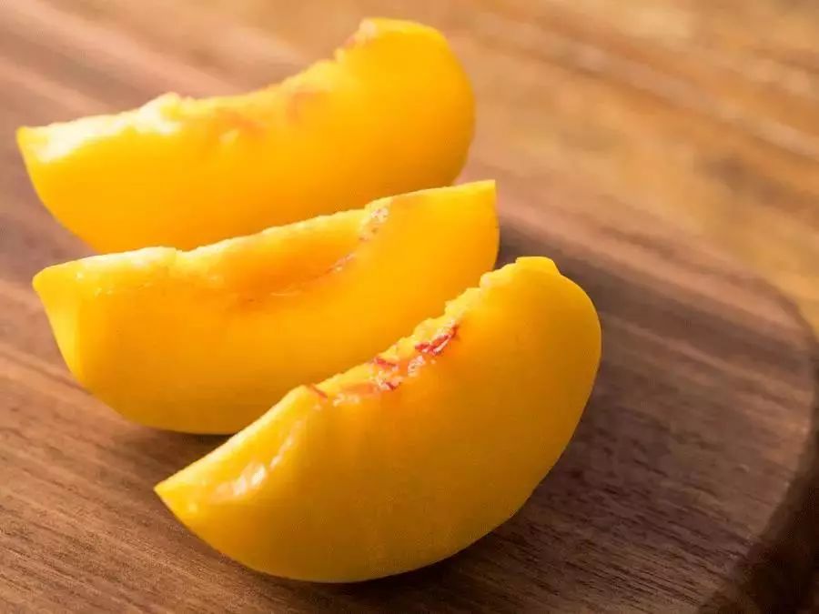 它有着油桃特有的光滑的外皮,没有桃子那讨厌的绒毛,洗洗就可以直接大