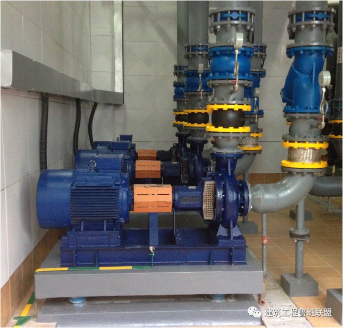 周边设置宽度不少于200mm宽的排水沟2)卧式水泵安装3)立式水泵安装1