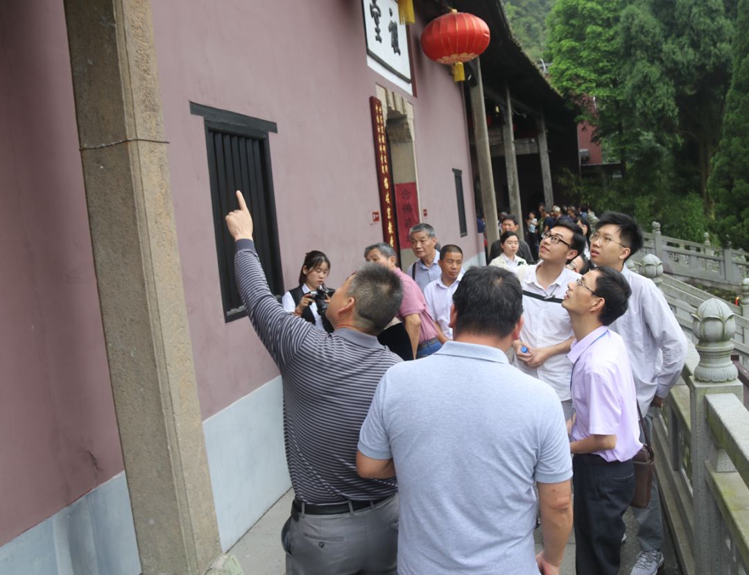 "在杨岐普通寺,李汝启逐一向嘉宾们介绍了杨岐普通寺相关楹联的内容及