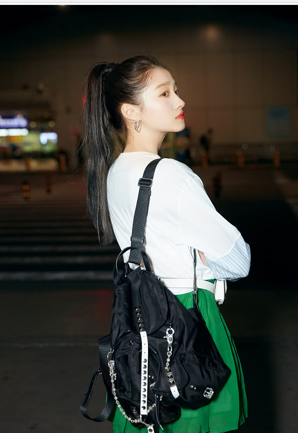 原创关晓彤身穿拼接长袖搭配百褶短裙启程戛纳期待红毯造型闪耀瞬间