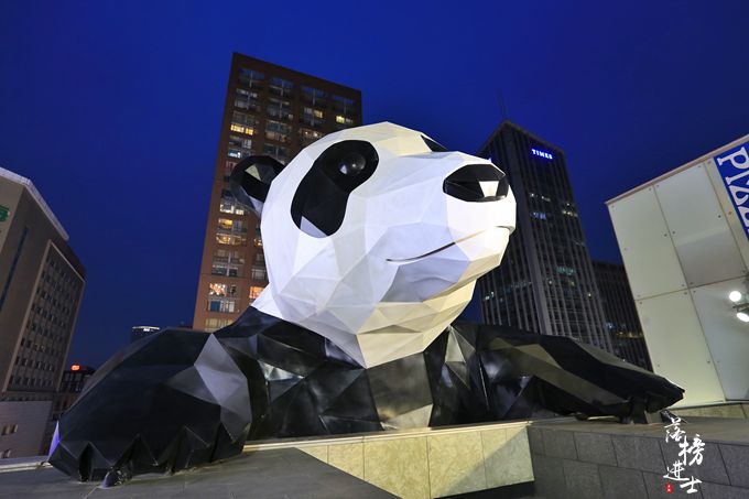 原创成都最繁华的一条路,每天游客众多,标志是可爱的网红大熊猫