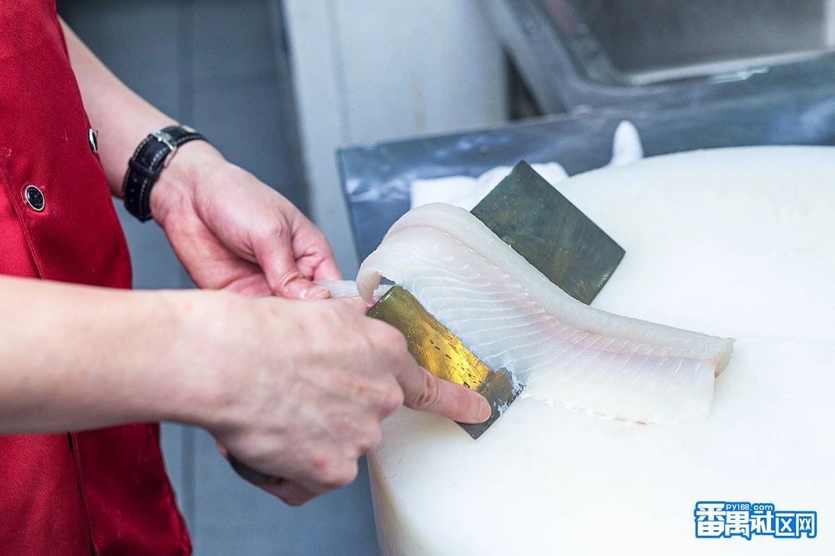 ① 去骨渔歌的鱼生是现点,现放血,现切的,保证新鲜,所以想要吃到好