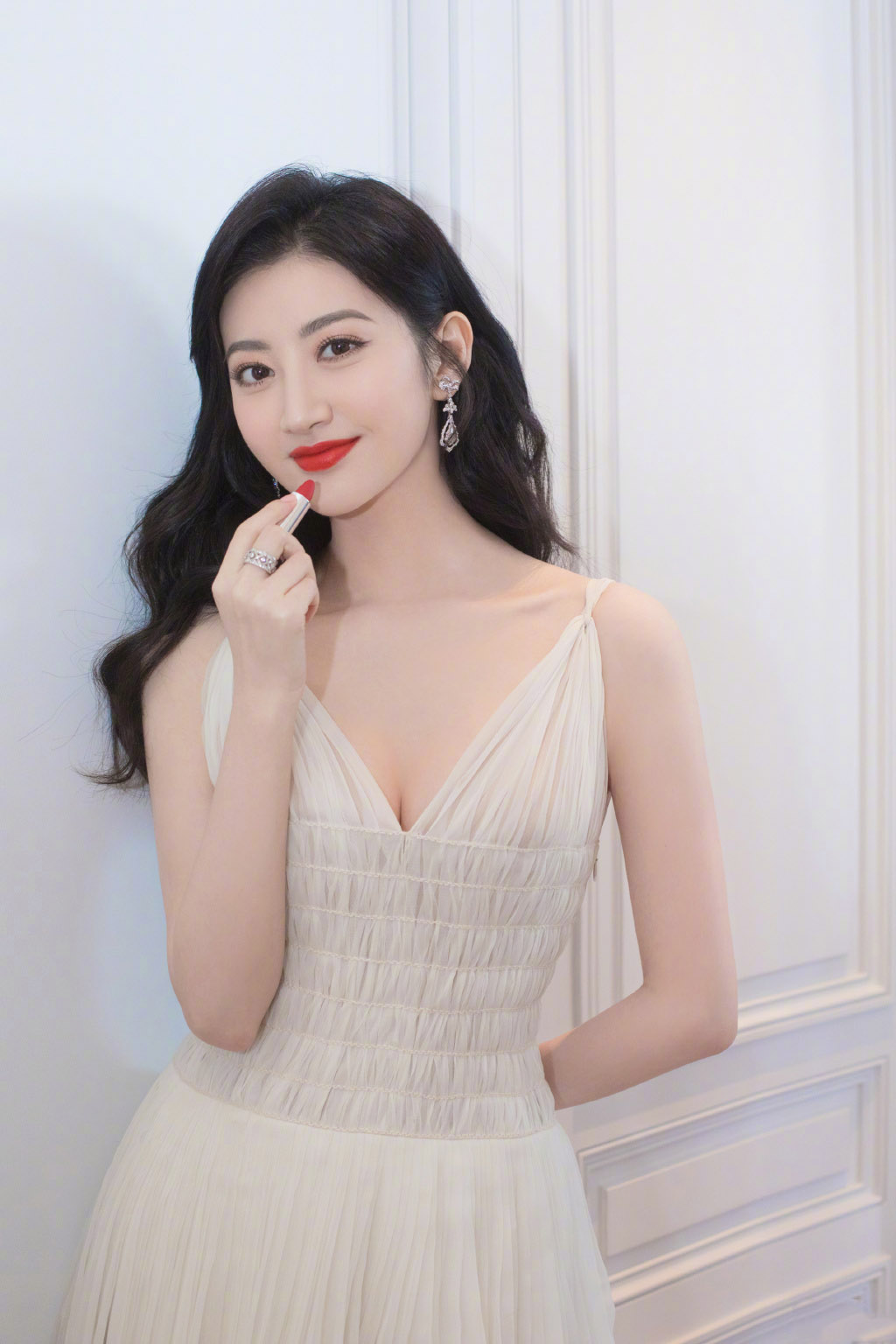 景甜穿白色礼服裙秀好身材,配上一抹红唇更是明艳动人,美腻_感觉