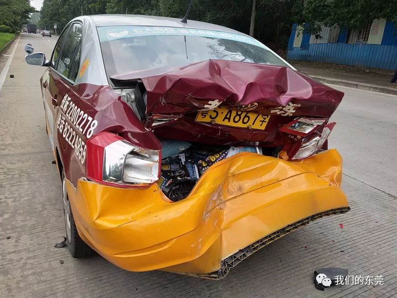 東莞水濂山路車禍駕校車被嚴重追尾車上女學員