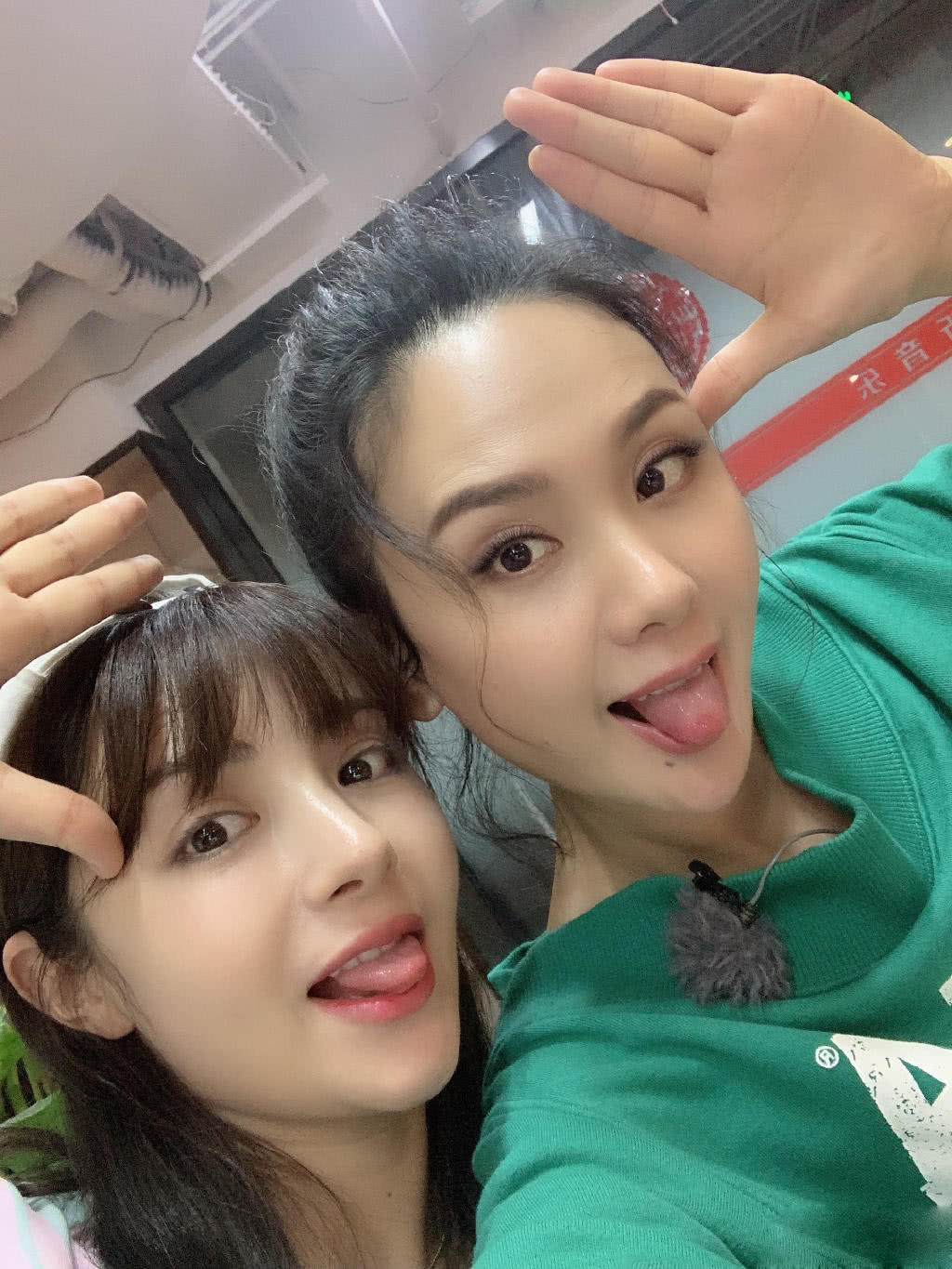 原创42岁的程莉莎和32岁的麦迪娜新合照两个都太可爱了吧