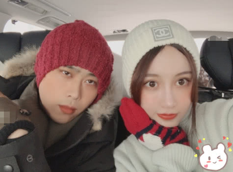 经常会在微博上吐槽卢本伟,也是非常甜蜜的一对情侣了!