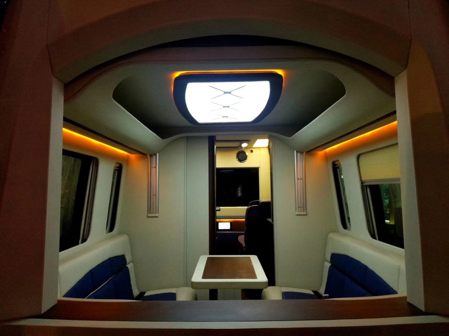 乌尼莫克改装房车超级豪华内饰体验给你更多惊喜