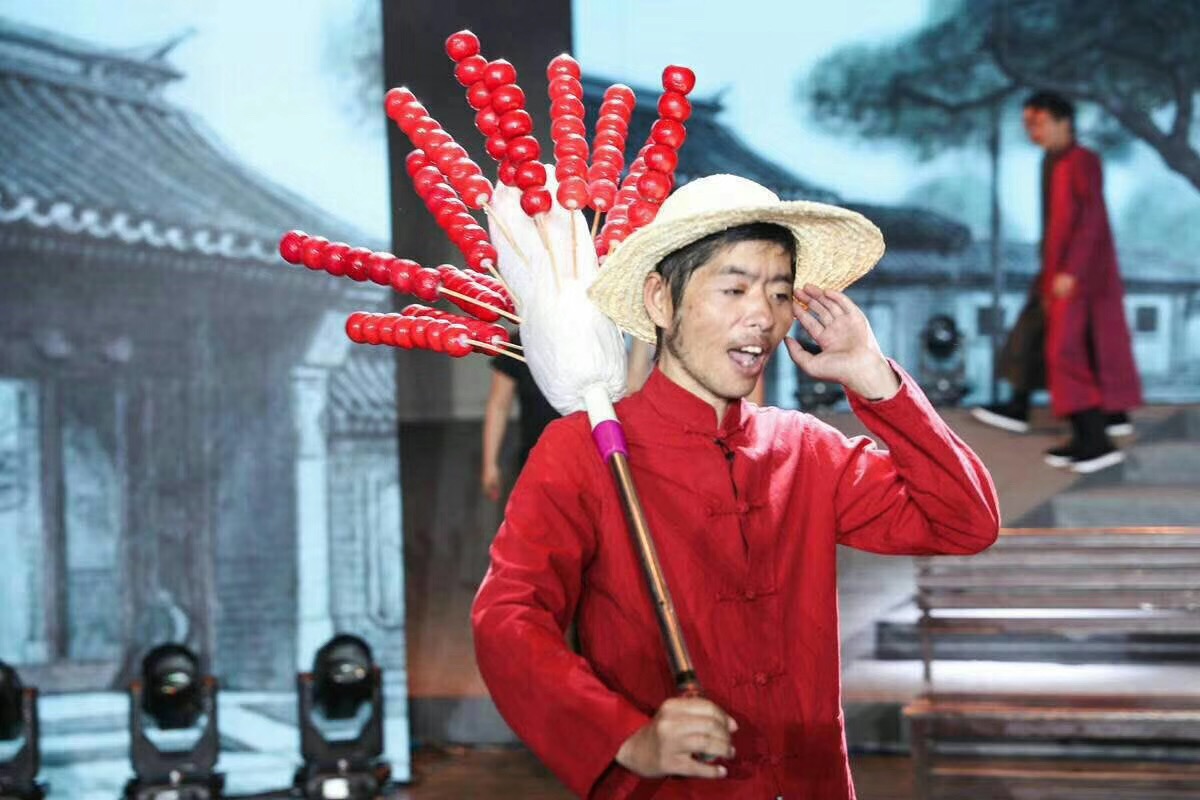 据北京正明圣达老北京叫卖艺术团副团长郑光荣介绍,此次演出催人奋进