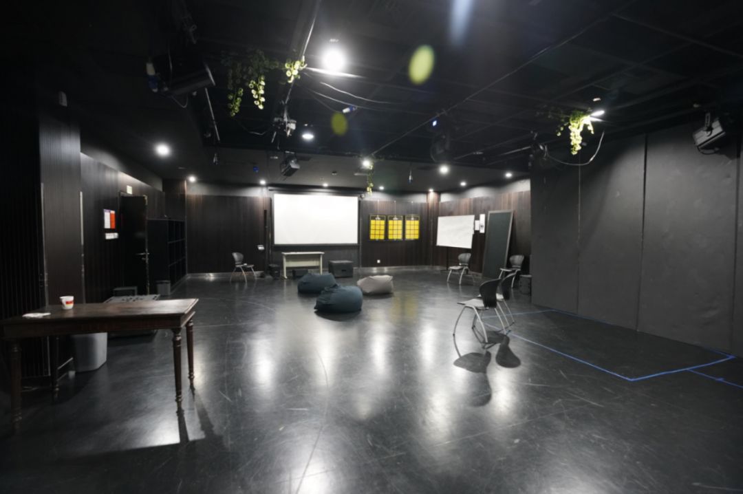 黑匣子小剧场校内餐厅这是一所朝气蓬勃的学校也是很多人向往的一所